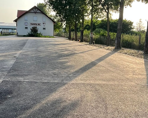 Belső udvar aszfaltozás pormentes, jól tisztítható kialakítással